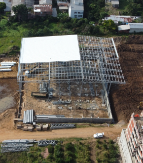 Obra em estrutura metálica